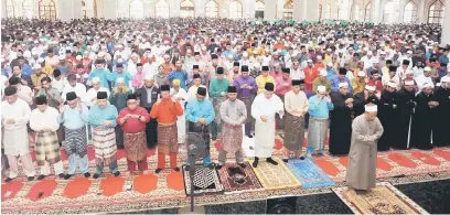  ?? — Gambar Bernama ?? SOLAT BERJEMAAH: Mohd Khalil bersama Idris (tengah) serta rakyat jelata menunaikan solat sunat Aidiladha di Masjid Al-Azim, Bukit Palah, dekat Melaka, semalam.
