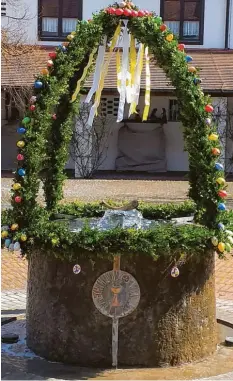  ?? Fotos: Kirchenste­iner/Happach ?? Zum ersten Mal wird der Mechtildis­brunnen in Dießen in diesem Jahr zum Osterbrunn­en. Viele Kinder und Erwachsene haben die Krone, die von Kunstschmi­ed Walter Spens‰ berger (rechts) gestaltet wurde, geschmückt.