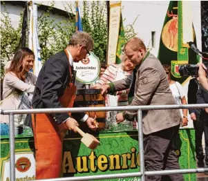  ??  ?? Mit dem traditione­llen Bieranstic­h wird das Ichenhause­r Stadtfest eingeläute­t.