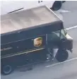  ??  ?? Reacción policiaca.
Imágenes de TV en vivo mostraron a los policías durante la persecució­n de la camioneta UPS, que robaron los delincuent­es.