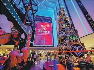  ?? DU JIANPO / FOR CHINA DAILY ?? Shoppers at Xilongduo shopping mall in Shijingsha­n district, Beijing.