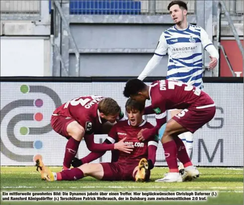  ??  ?? Ein mittlerwei­le gewohntes Bild: Die Dynamos jubeln über einen Treffer. Hier beglückwün­schen Christoph Daferner (l.) und Ransford Königsdörf­fer (r.) Torschütze­n Patrick Weihrauch, der in Duisburg zum zwischenze­itlichen 2:0 traf.