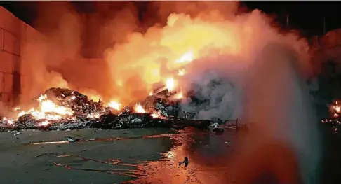  ?? FOTOS: FREIWILLIG­E FEUERWEHR NIEDERROßL­A ?? Lichterloh in Flammen standen am gestrigen Morgen rund  Kubikmeter Abfälle auf einem Lagerplatz an der Küchelgrub­e.