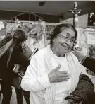  ?? Elizabeth Conley / Staff photograph­er ?? The author says stories of the elderly are being lost forever in the pandemic. In this photo, Isabelle Morales recalls praying in front of the locked fence in 2018 at St. Stephen Catholic Church.