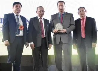  ??  ?? PLATINUM AWARD. From left, Mines and Geoscience­s Bureau Director Wilfredo G. Moncano, Philippine Council for Industry, Energy and Emerging Technology Research and Developmen­t Deputy Executive Director Raul Sabularse and Carmen Copper’s Dennis M. Mandia and Ignacio B. Alburo.