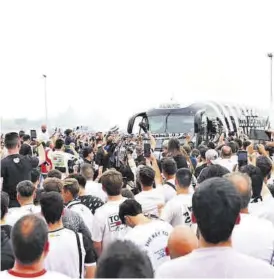  ?? ?? La afición del Badajoz, durante el recibimien­to a los jugadores.