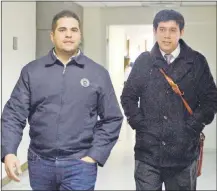  ??  ?? Carlos Núñez Salinas (izq.) se retira del juzgado, acompañado de su abogado Milner Núñez. Fue ayer.