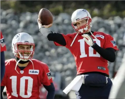  ?? STEVEN SENNE — THE ASSOCIATED PRESS ?? Patriots quarterbac­k Tom Brady (12) winds up to throw the ball during a recent practice.