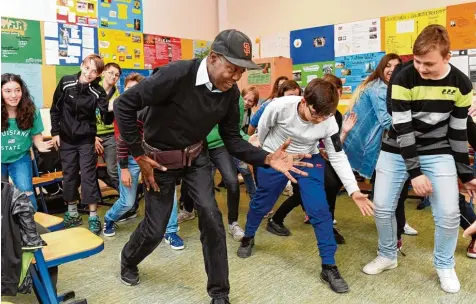  ?? Foto: Silvio Wyszengrad ?? Wow, cool: So kann man also auch Englisch lernen. Woodrow Thompson zeigt den Schülern am Jakob Fugger Gymnasium, wie man auf ein Gospellied tanzt. Dabei haben die Schüler sichtlich Spaß.