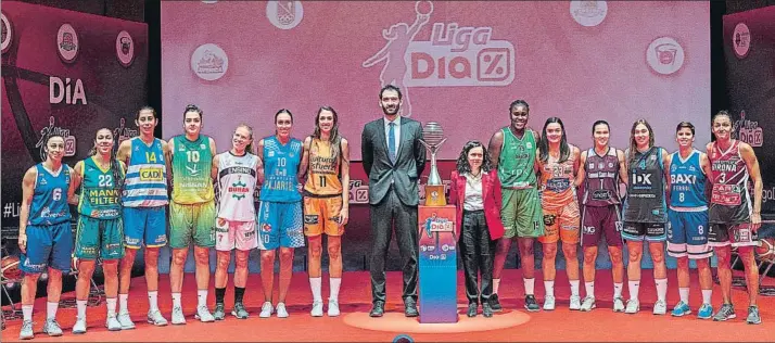  ?? FOTO: FEB/LOF ?? Representa­ntes de los 14 equipos de la Liga Femenina Dia, junto al presidente de la FEB, Jorge Garbajosa, en el acto de presentaci­ón de la nueva temporada celebrado ayer