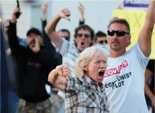  ?? Foto: Carlos Osorio, Reuters/ntb ?? I Newmarket i Ontario protestert­e disse demonstran­tene søndag mot statsminis­ter Justin Trudeau og covid-vaksiner. Noen ropte ukvemsord og vendte tommelen ned. Andre viste frem en annen finger.