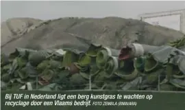  ?? FOTO ZEMBLA (BNNVARA) ?? Bij TUF in Nederland ligt een berg kunstgras te wachten op recyclage door een Vlaams bedrijf.