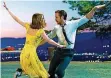  ?? FOTO: STUDIOCANA­L/DPA ?? Emma Stone und Ryan Gosling als tanzendes Liebespaar in „La La Land“.