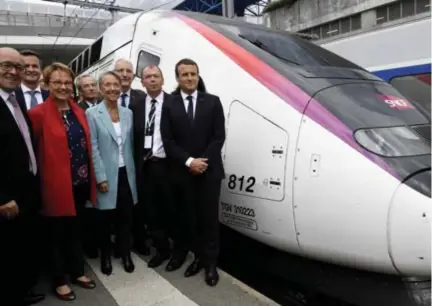  ?? FOTO AFP ?? President Emmanuel Macron (uiterst rechts) wil de Franse spoorwegen veranderen. Maar verschille­nde regeringen hebben al hun tanden stuk gebeten op die hervorming.