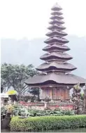  ??  ?? Ins3l d3r Gött3r: T3mp3l gibt 3s auf Bali r3ichlich.