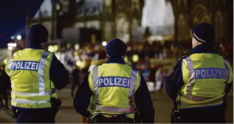  ?? Foto: imago ?? Diese drei Polizisten waren in der Silvestern­acht rund um den Kölner Dom im Einsatz. Insgesamt schützten 1700 Beamte den Bereich, in dem es letztes Jahr zu hunderten Übergriffe­n gekommen war.