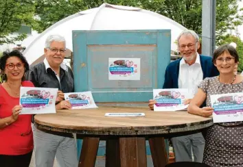  ?? Foto: Carmen Jung ?? Kristina Kolb-Djoka (SPD), Helmut Beck (CSU), Karl-Heinz Schindler (SPD) und Berta Arzberger (ÖDP, von links) präsentier­en den Aufkleber, der ab 12. September in Aichach zu haben ist. „Für die Wiedereröf­fnung unserer Geburtenst­ation und ein ortsnahes und leistungsf­ähiges Krankenhau­s Aichach!“heißt es darauf.