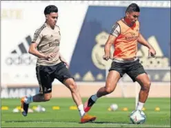  ??  ?? Reinier, junto a Casemiro, en el entrenamie­nto de ayer del Madrid.