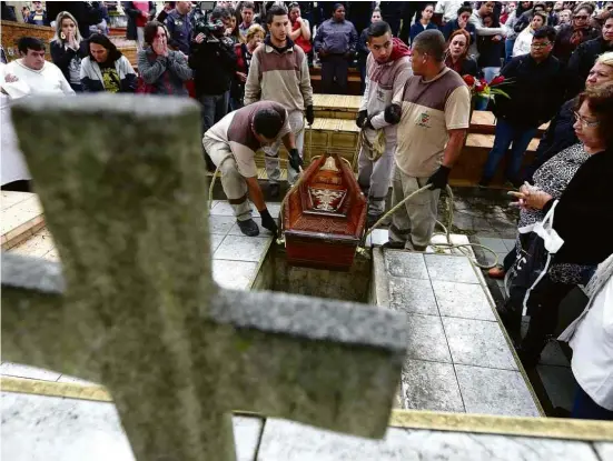  ?? Robson Ventura/Folhapress ?? Corpo da soldado da Polícia Militar Juliane dos Santos Duarte é enterrado em São Bernardo do Campo, na Grande São Paulo