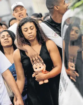  ?? ANTONIO LACERDA/EFE ?? Tristeza. Parentes de Ágatha acompanham cortejo no cemitério de Inhaúma, na zona norte