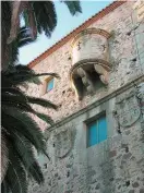  ??  ?? Palacio de la Generala, a Renaissanc­e palace, and the escutcheon on the Casa del Sol (right), both in Caceres.