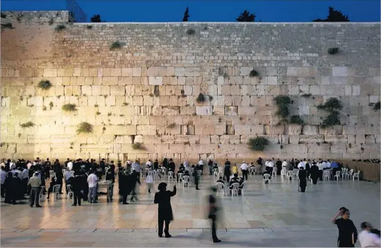  ?? Uriel Sinai Getty Images ?? PRAYERS AT the Western Wall, part of the Temple Mount and Al Aqsa mosque compound in Jerusalem. When Israel was founded, it was seen as a spirited nation.