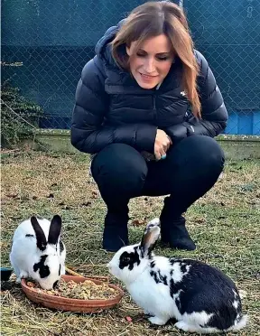  ??  ?? Con due conigli
Lucia Borgonzoni, 43 anni, ieri in uno scatto postato su Facebook: «Amici incontrati a Bologna, non ditelo a Bonaccini», scrive la candidata del centrodest­ra