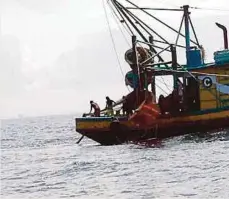  ??  ?? APMM tahan bot nelayan digunakan warga asing untuk 'merompak' hasil laut di Perairan Bakam, Miri.