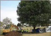  ?? (AP/Tulsa World/Mike Simons) ?? Crews excavate Wednesday at Oaklawn Cemetery in Tulsa.