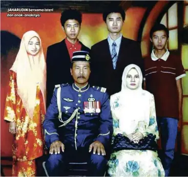  ??  ?? JAHARUDIN bersama isteri dan anak-anaknya.