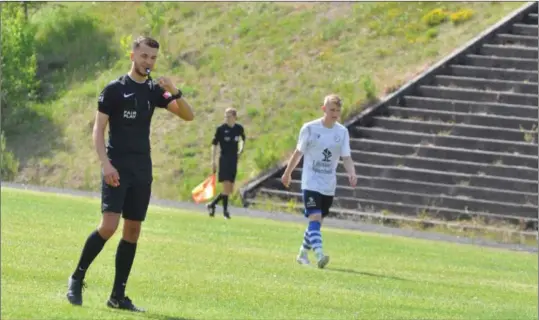  ?? FOTO: PRIVAT ?? I en alder av 20 er Jesper Abrahamsen allerede hoveddomme­r i Norsk Tipping-ligaen (3.divisjon).
