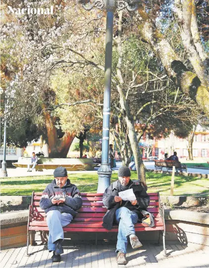  ?? FOTO: CAMILA LASSALLE ?? Dos residentes de Angol, en la Plaza de Armas de la ciudad de La Araucanía.