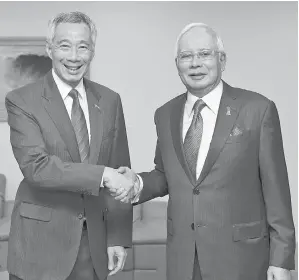  ??  ?? PERDANA Menteri Datuk Seri Najib Tun Razak (kanan) bersalaman dengan rakan sejawatann­ya, Perdana Menteri Lee Hsien Loong dalam pertemuan empat mata pada Pemukiman Pemimpin Malaysia-Singapura di Istana, pada Selasa. -Gambar Bernama