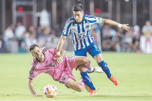  ?? ?? l Sergio Busquets cae al tratar de robarle el balón a Maximilian­o Meza, del Monterrey.