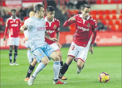  ?? FOTO: VICENÇ LLURBA ?? El Gimnàstic de Tarragona vio ayer como el Zaragoza, un rival directo en la lucha por la salvación, se llevaba los tres puntos