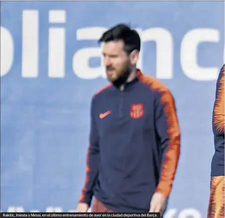  ??  ?? Rakitic, Iniesta y Messi, en el último entrenamie­nto de ayer en la ciudad deportiva del Barça.