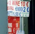  ??  ?? I minimarket sono da tempo sotto gli strali del Comune, a partire dalle pubblicità per il discount sull’alcol