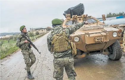  ?? AFP ?? Apostados. Soldados tucos, en guardia ayer en la ciudad siria de Azaz, en su lucha contra milicias kurdas.