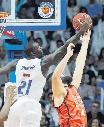  ?? FOTO: EFE ?? Othello Hunter captura un rebote ante la oposición de Bojan Dubljevic, del Valencia, en el playoff final de Liga