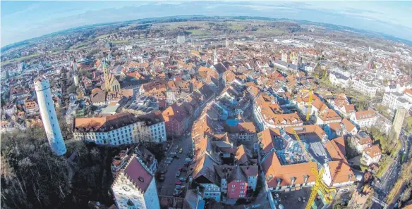  ?? FOTO: ARNO ROTH/WWW.QUADROCOPT­ERFLUEGE ?? In Ravensburg könnte das neue Mobilfunk-„Supernetz“5G auf Straßenlat­ernen installier­t werden.