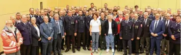  ?? Foto: Kerstin Weidner, Landratsam­t Neu-Ulm ?? Mitglieder der Freiwillig­en Feuerwehr, des BRK und des THW im Landkreis Neu-Ulm wurden kürzlich in der Fuggerhall­e in Weißenhorn geehrt.