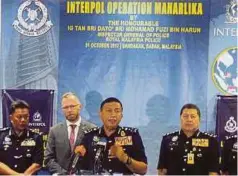  ??  ?? ZULKIFLI (tiga dari kiri) pada Majlis Perasmian Pelancaran Operasi MAHARLIKA Interpol di Sandakan.