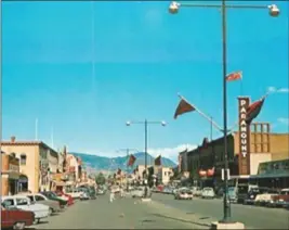  ?? ?? Contribute­d
Pictured above is Kelowna’s Bernard Avenue in the 1950s.