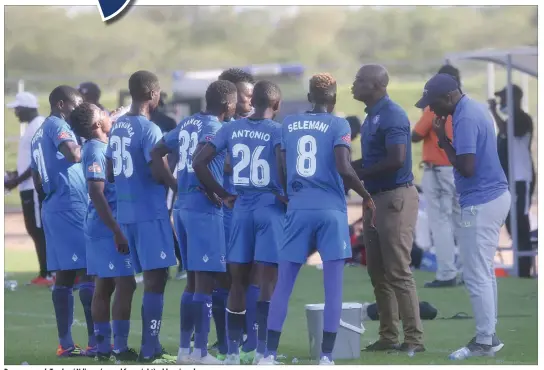  ?? ?? Dynamos coach Tonderai Ndiraya (second from right) addressing players