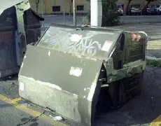  ??  ?? Bruciato e rovesciato Un cassonetto in piazza Verdi (foto servizio LaPresse)