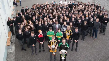  ??  ?? Students from Gaelcholái­ste Chiarraí in Tralee enjoying the visit of the Neilus Flynn cup and the Minor Hurling Championsh­ip cup to the school last Friday morning.