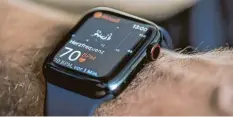  ?? Foto: Franziska Gabbert, dpa ?? Alles fit? Die Apple-watch zeigt Vitalfunkt­ionen wie den Herzschlag ihres Trägers. Neu ist auch das größere, schärfere Display.