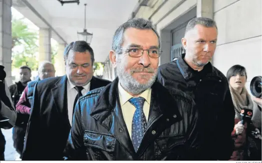  ?? JUAN CARLOS VÁZQUEZ ?? El ex delegado de Empleo en Sevilla Antonio Rivas, en los juzgados.