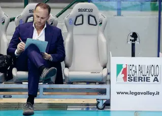  ??  ?? A destra i giocatori della squadra senese. ringrazian­o il loro pubblico In alto il coach Paolo Tofoli, ex alzatore azzurro dell’era di Velasco