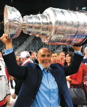  ?? PHOTO COURTOISIE ?? Martin Pouliot, dépisteur chez les Capitals depuis 1996, soulève la coupe Stanley.